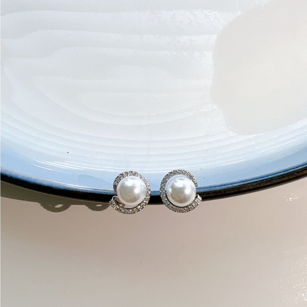 RHINESTONE PEARL STUD EARRING/Silver color